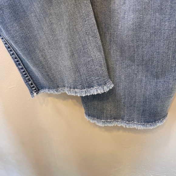 7 for all Mankind | Mid Rise Med Wash Frayed Ankle Cropped Boot Capri Jeans - Picture 6 of 12